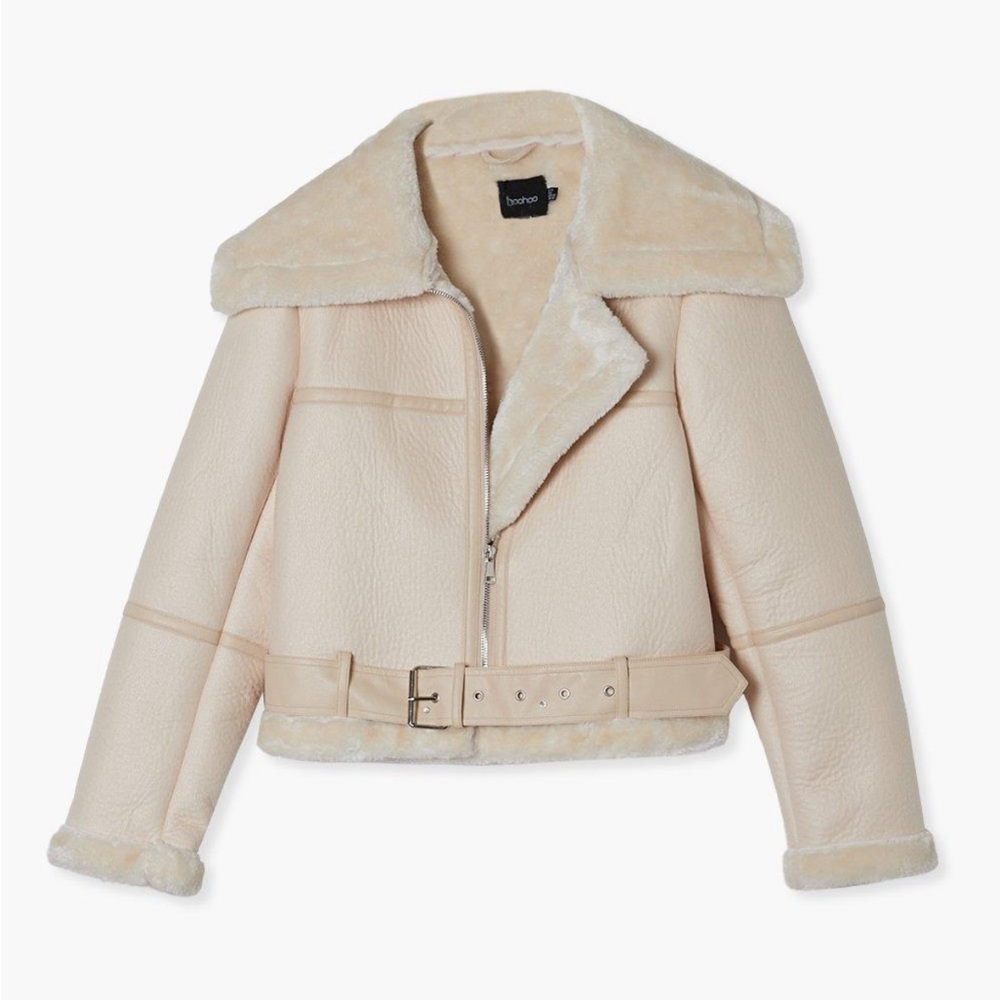 Boohoo fashionable coat. Brand new just did not fit. Still has the tags on it!